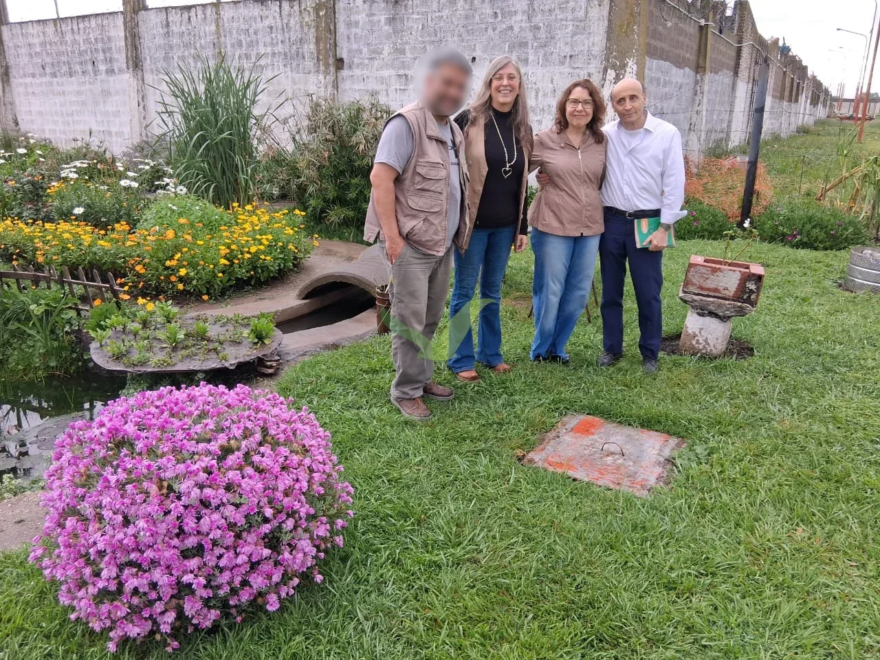 Hernán Alberto Terneus junto a integrantes de Liberté en el predio que la cooperativa tiene en la Unidad 15 de Batán