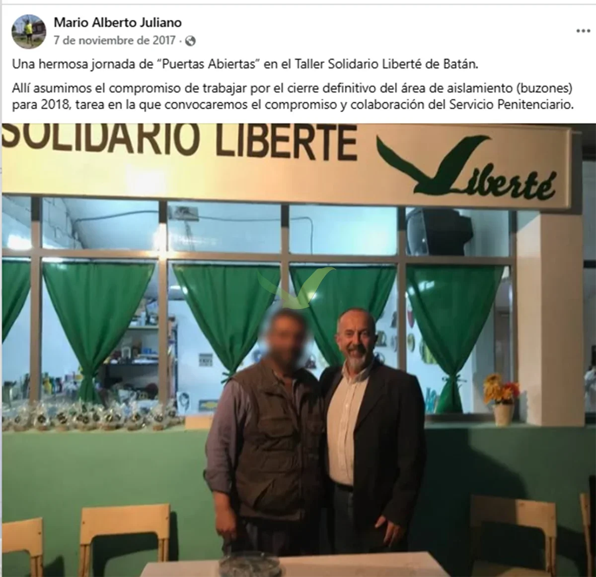 Captura del Facebook de Mario Alberto Juliano del 7 de noviembre de 2017: foto de Mario junto a Pampa frente al cartel del Taller Solidario Liberté, con el texto del compromiso por el cierre del área de aislamiento